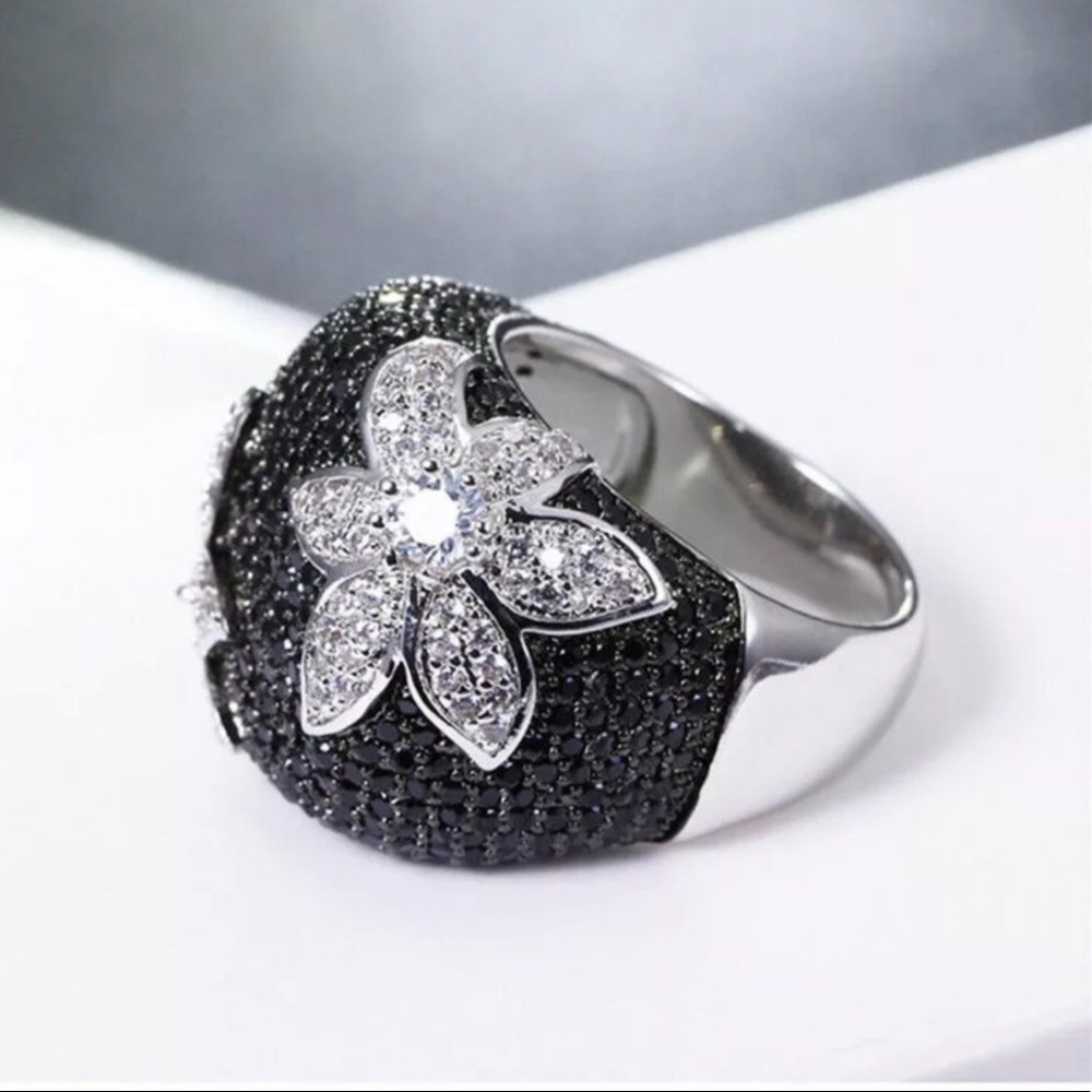 NWT Beautiful sterling silver statement ring